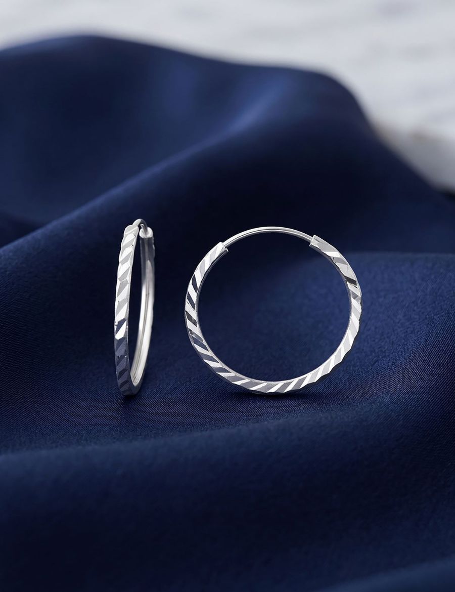 Beyaz Yelpaze Kalemli Altın Halka Küpe (Çapı: 1.8cm) resmi