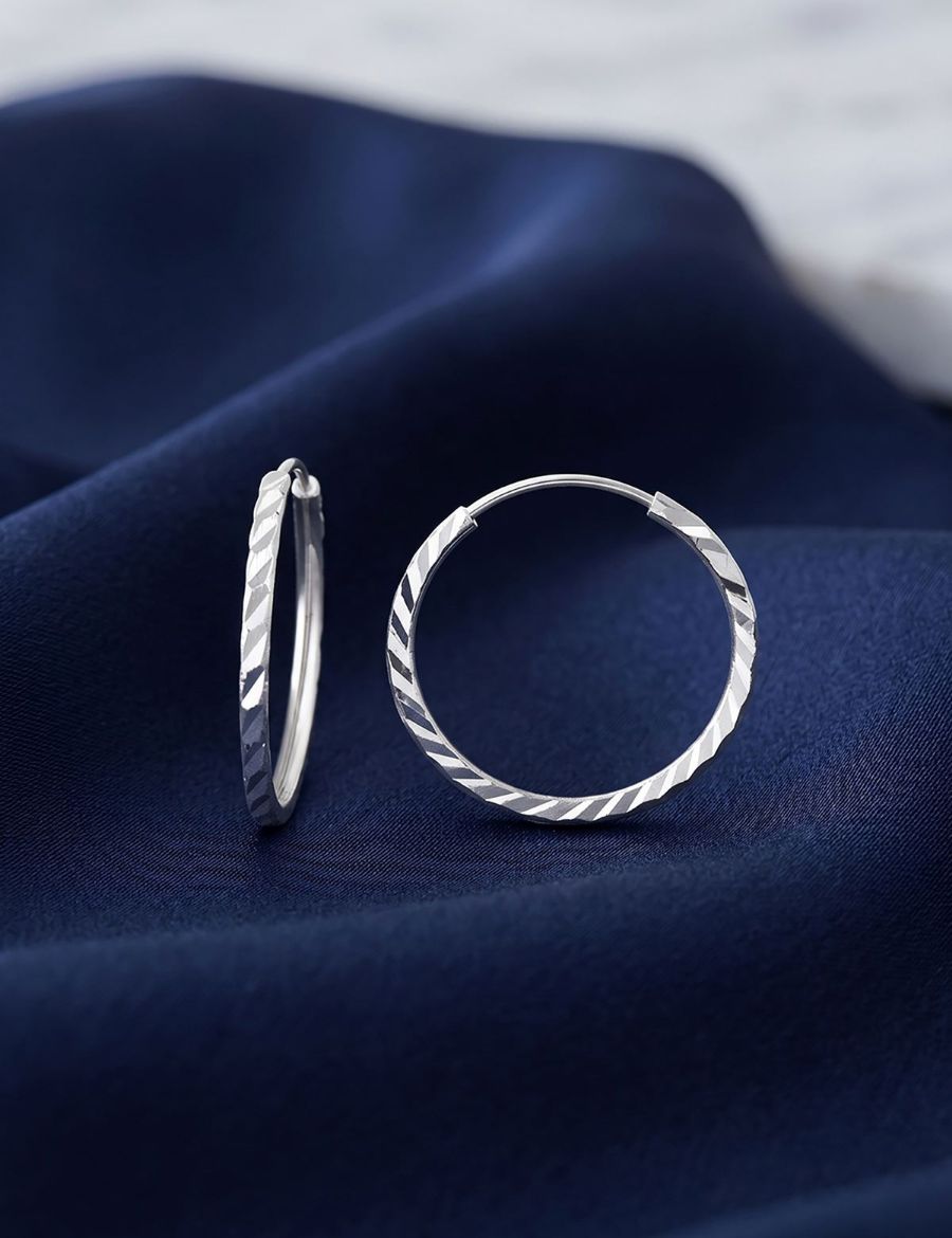 Beyaz Yelpaze Kalem İşli Halka Küpe (Çapı: 1.5cm) resmi