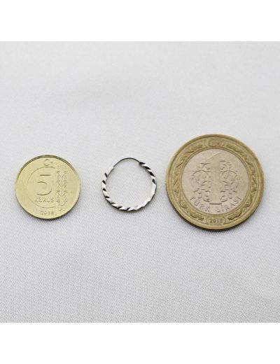 Beyaz Yelpaze Kalem İşli Halka Küpe (Çapı: 1.5cm) resmi