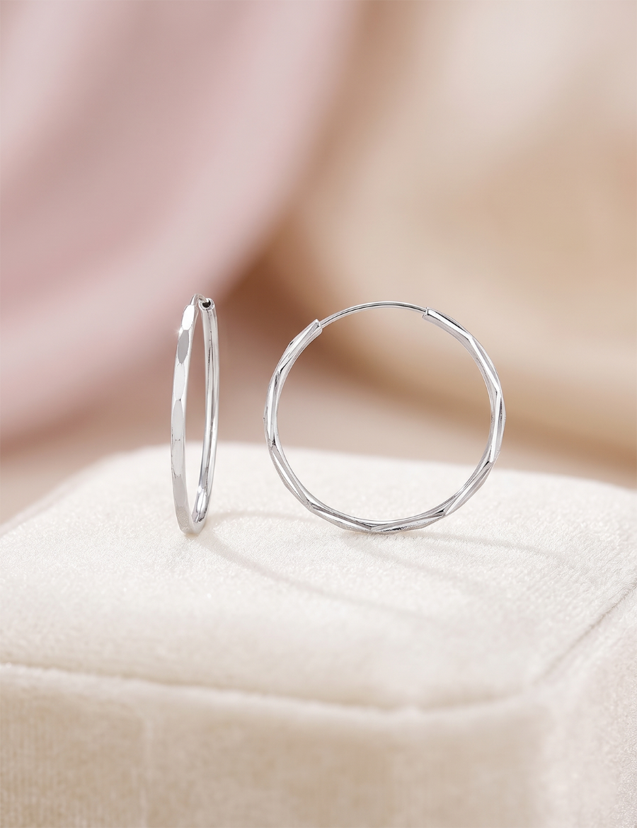 Beyaz Altın Kalem İşli Halka Küpe (Çapı: 2.60cm) resmi