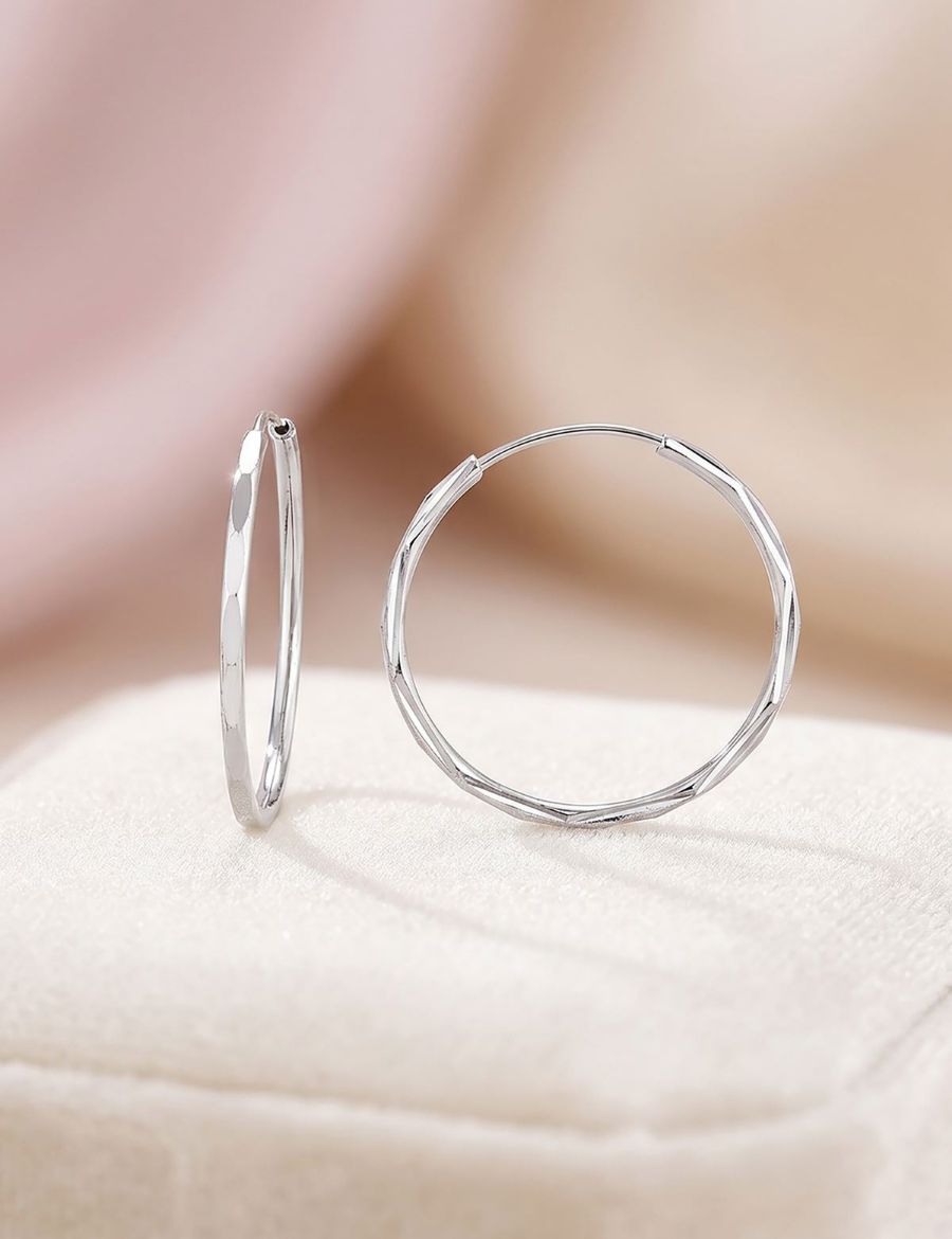 Beyaz Altın Kalem İşli Halka Küpe (Çapı: 2.60cm) resmi