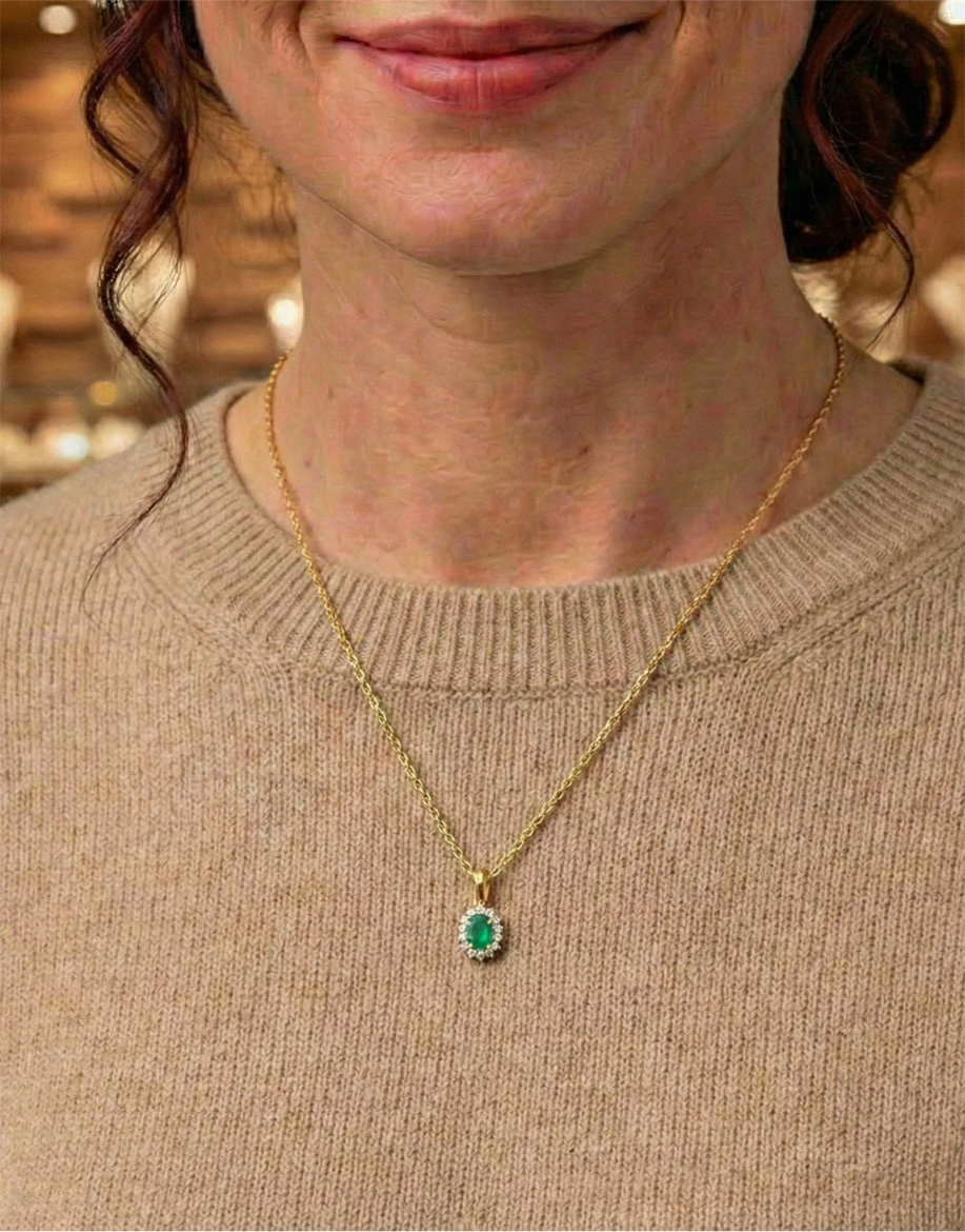 Klasik Pırlanta Anturaj Oval Zümrüt Kolye resmi