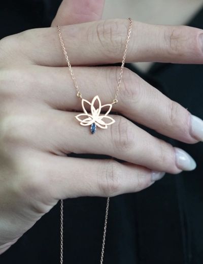 Safir Lotus Çiçeği Kolye resmi