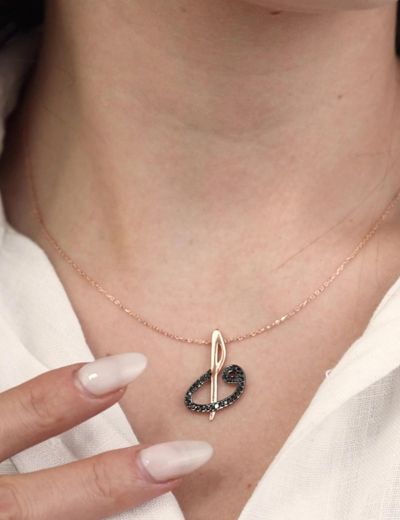 Altın Vav Elif Siyah Pırlanta Kolye resmi