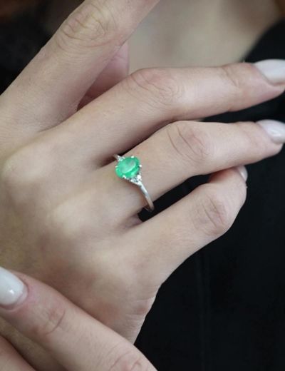 Zümrüt Oval Tektaş Yüzük resmi