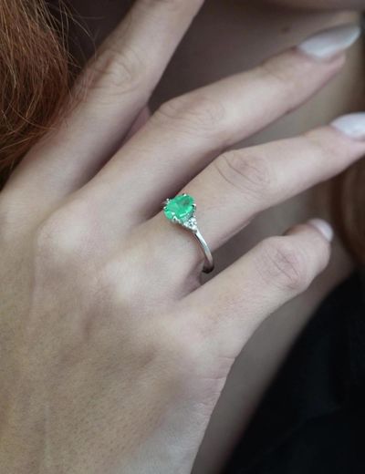 Zümrüt Oval Tektaş Yüzük resmi