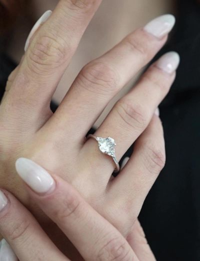 White Topaz Oval Tektaş Yüzük resmi