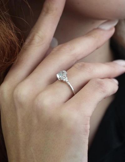 White Topaz Oval Tektaş Yüzük resmi