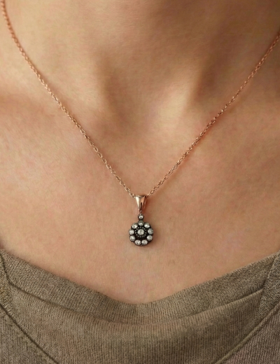 Geleneksel Gül Motifli Elmas Kolye resmi