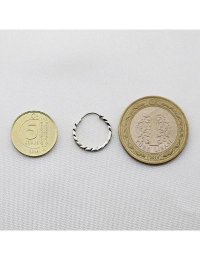 Beyaz Yelpaze Kalem İşli Halka Küpe (Çapı: 1.5cm) resmi